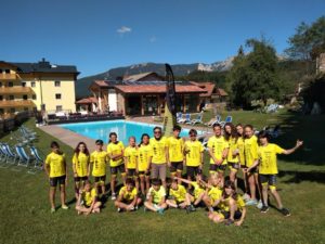 Ragazzi che si allenano con un istruttore della Polisportiva Team Brianza