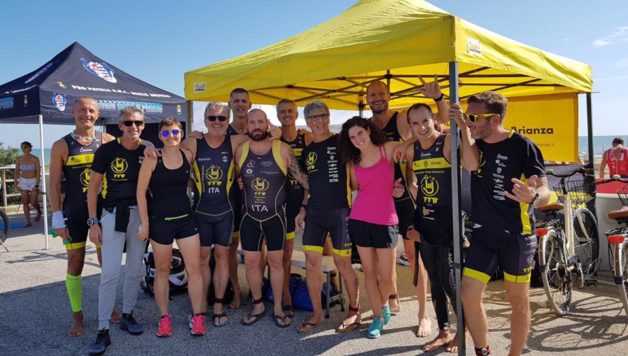 Gruppo di adulti che corre insieme durante un allenamento