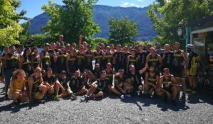 Dirigenti della polisportiva seduti a un tavolo durante una riunione